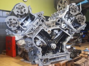 Land Rover V8 5.0 Supercharged Steuerkettensystem offen – Nockenwellenversteller, Kettenspanner und Gleitschienen auf beiden Zylinderbänken sichtbar