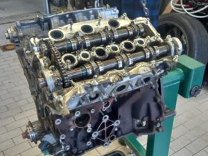 Geöffneter Land Rover TDV6 Dieselmotor – Motorblock bei Instandsetzung mit sichtbarem Kurbelgehäuse und Zylinderlaufbuchsen
